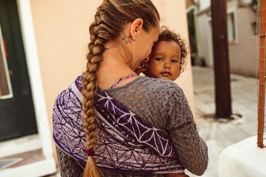 Accudimento ad alto-basso contatto, scale di grigio e arcobaleni